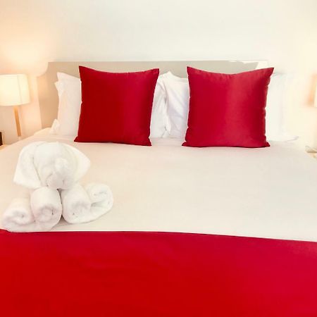 ビーリー プラザ モーテル クライストチャーチ エクステリア 写真 A bed with a red bed runner