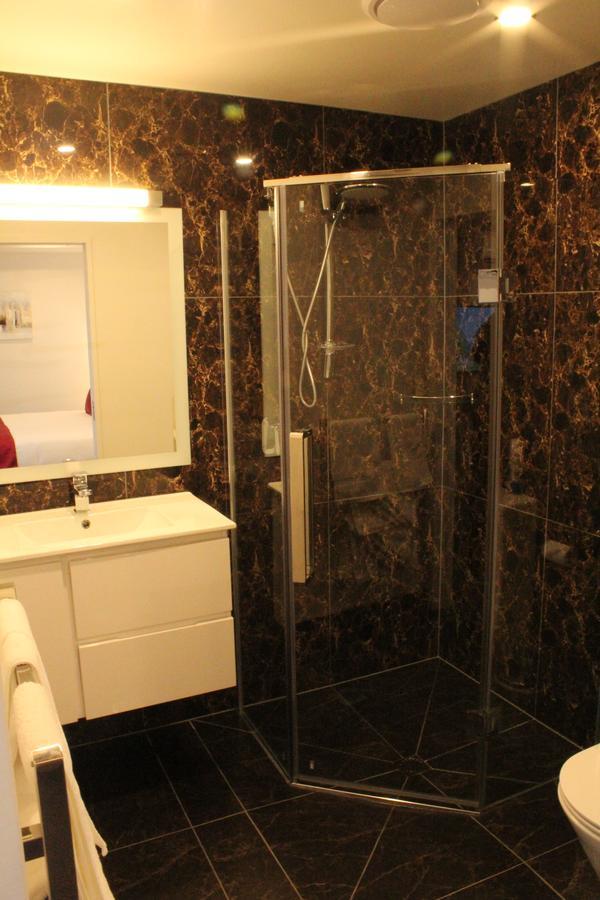 ビーリー プラザ モーテル クライストチャーチ エクステリア 写真 A shower enclosure