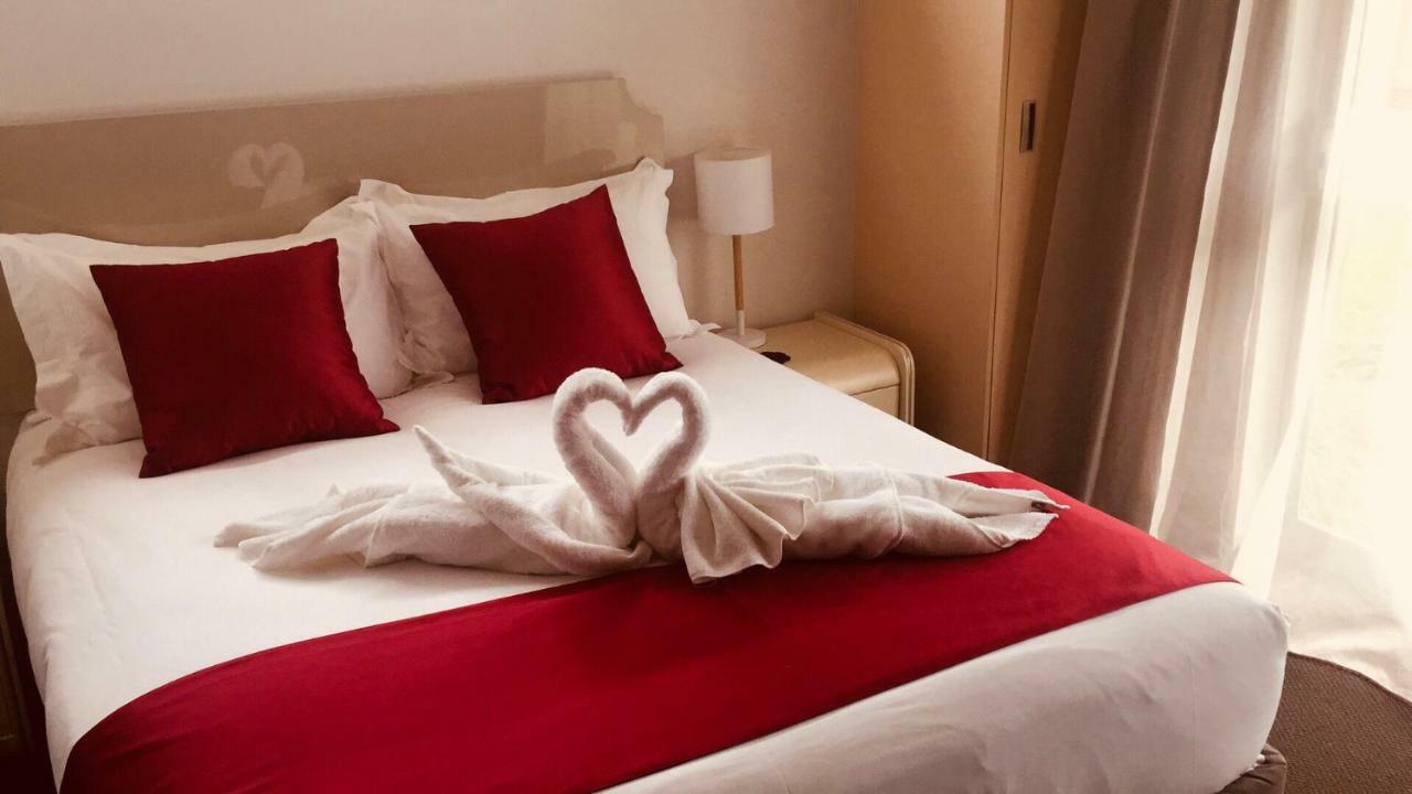 ビーリー プラザ モーテル クライストチャーチ エクステリア 写真 A bed with a heart-shaped towel
