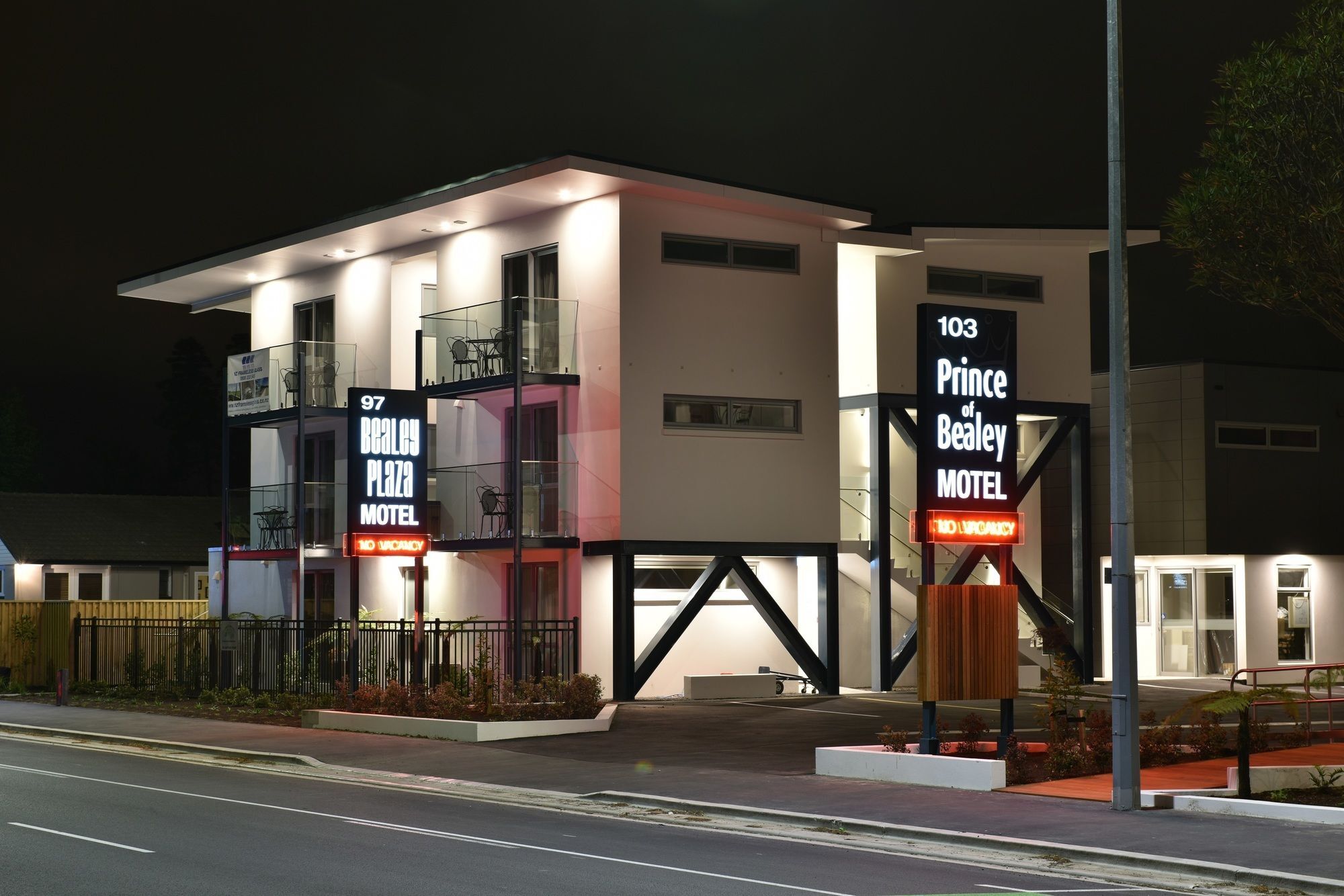 ビーリー プラザ モーテル クライストチャーチ エクステリア 写真 The motel at night