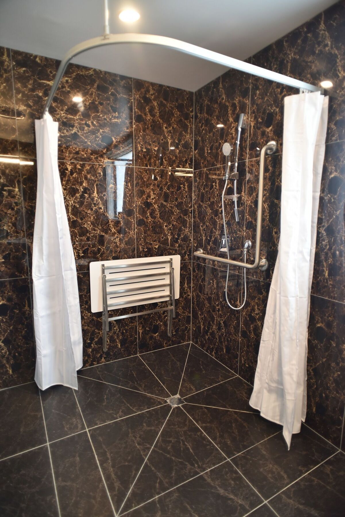 ビーリー プラザ モーテル クライストチャーチ エクステリア 写真 A shower seat