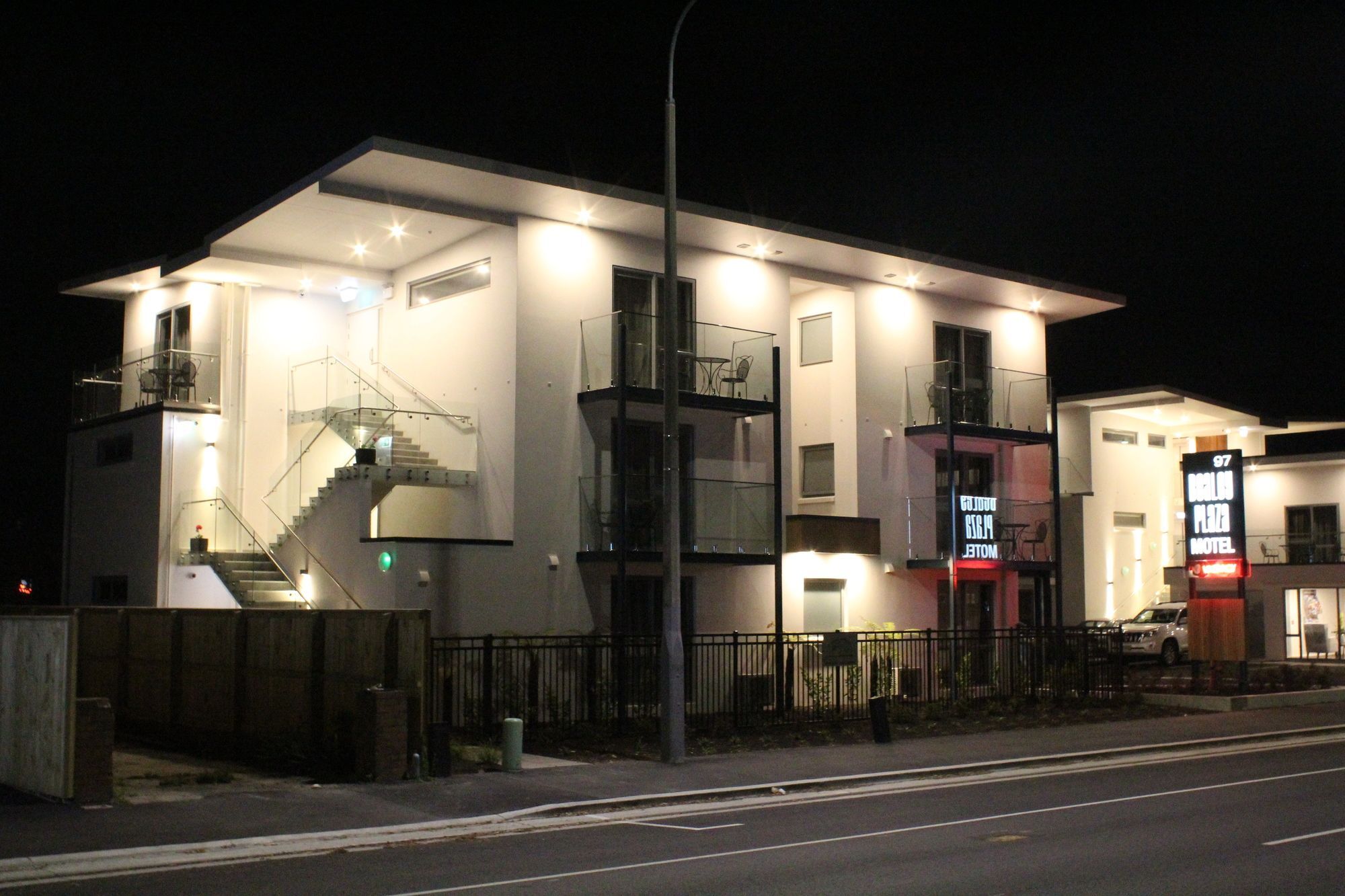 ビーリー プラザ モーテル クライストチャーチ エクステリア 写真 The station at night