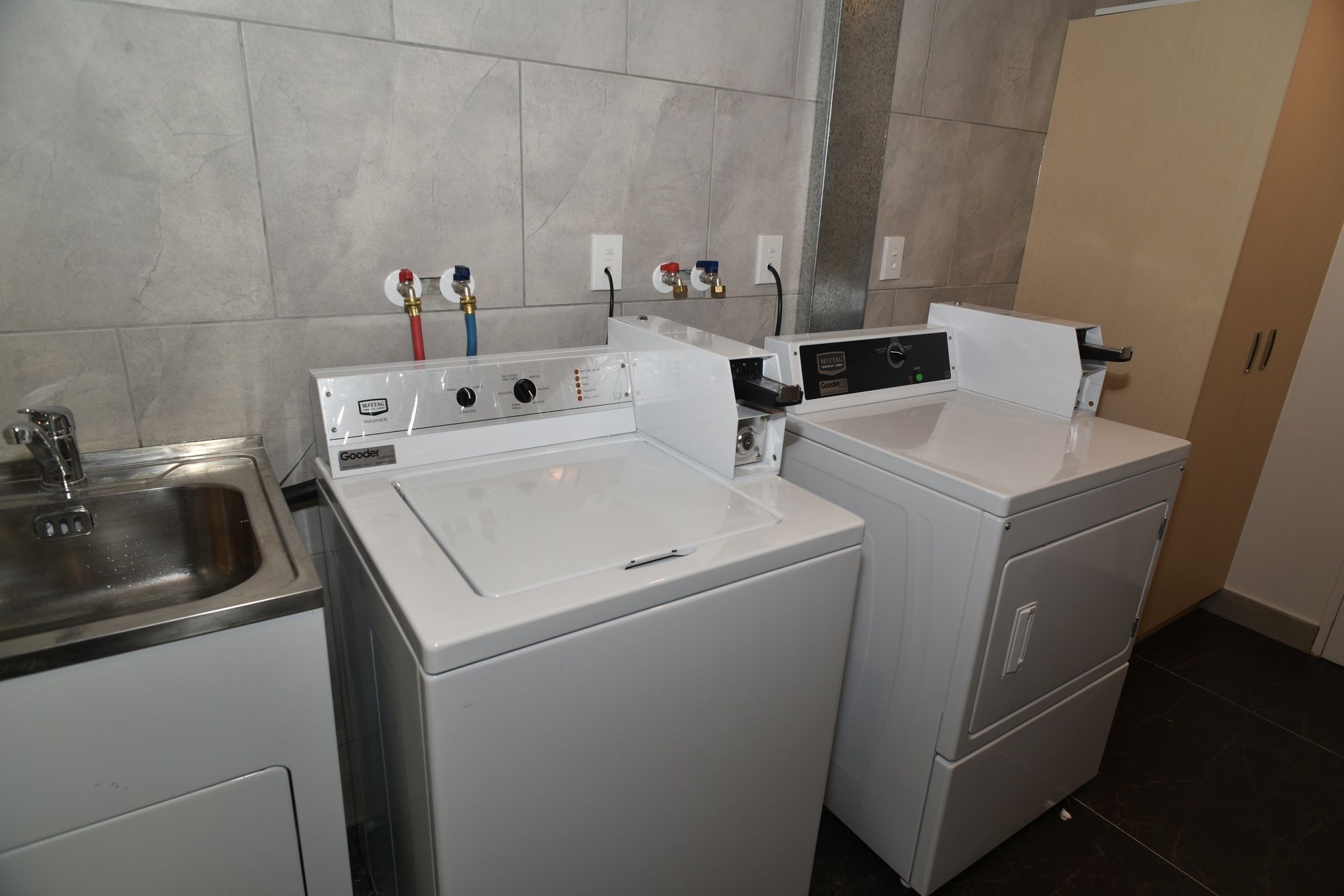 ビーリー プラザ モーテル クライストチャーチ エクステリア 写真 A washing machine and a dryer