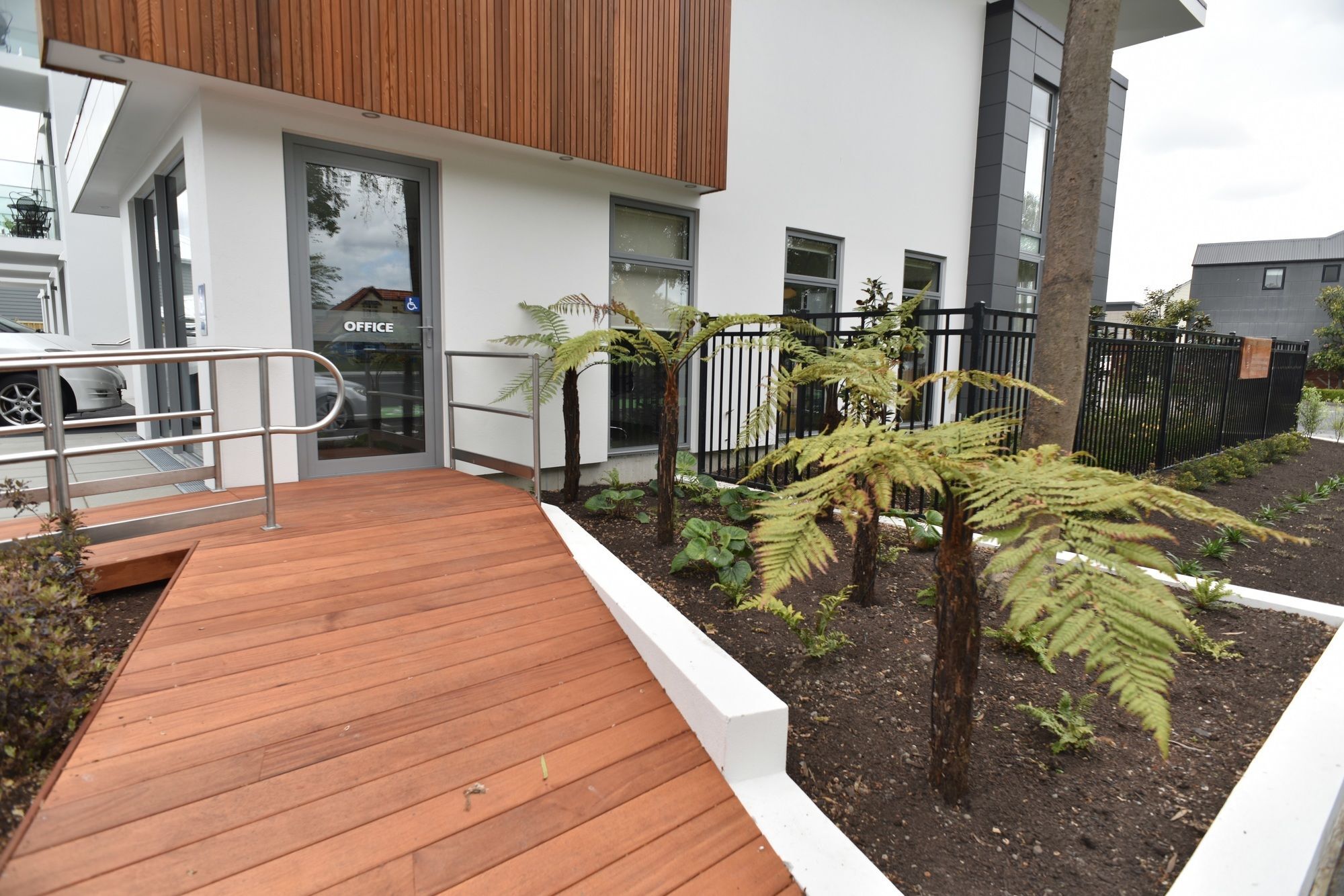 ビーリー プラザ モーテル クライストチャーチ エクステリア 写真 A house in Auckland, New Zealand, with a deck made of H3 treated radiata pine