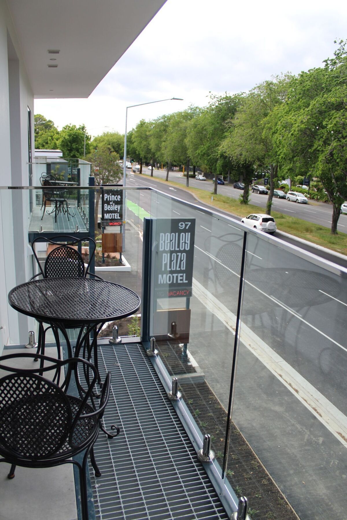 ビーリー プラザ モーテル クライストチャーチ エクステリア 写真 A balcony at a motel in New Zealand